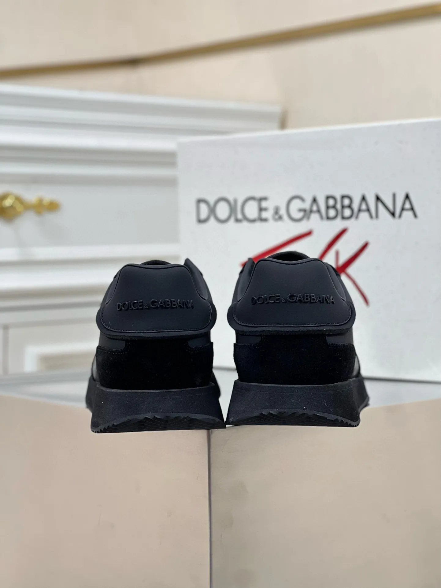 Factory price: 458💰••New product•• Dolce&G*_dgDolce&G*_dgDolce&G*_dgDolce&G*_dgDolce&G*_dgDolce&G*_dgDolce&G*_dgDolce&G*_dgDolce&G* 2024 new men's lace-up leather casual sneakers for early spring are made of imported suede cowhide spliced ​​with waterproof fabrics, mixed and matched color design, a fashionable and energetic sneaker that can easily meet the needs of modern dressing and highlight the contemporary lifestyle style. The foot is fully lined with cowhide for greater comfort. The tongue and heel are decorated with logos. It is equipped with a rubber outsole. The heel and toe are wrapped to further protect our feet. It is a model worth buying! Size: 39-44 (customized at 38.45)